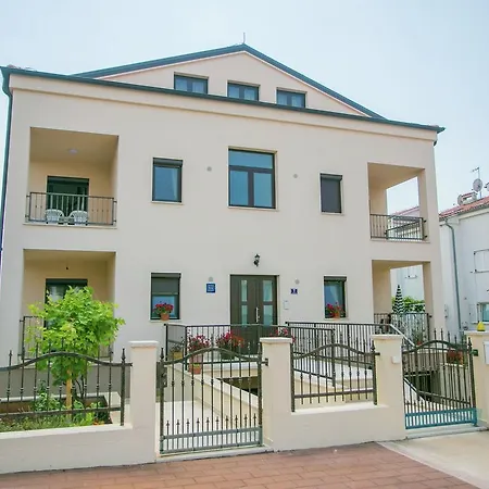 Apartman Sara 2 *